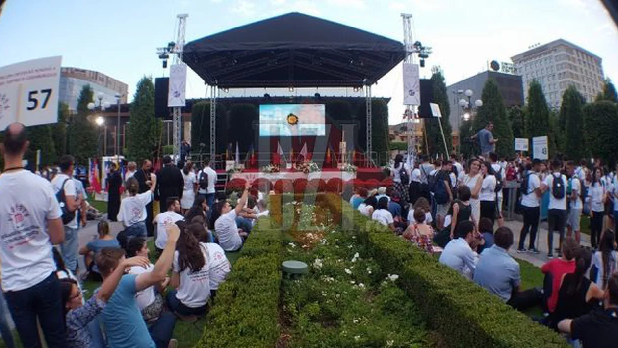 Și Ortodoxia naște STARURI: Părintele Constantin Necula aclamat de MII DE TINERI la Iași (FOTO, VIDEO)