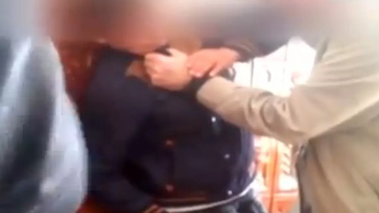 Profesor din Neamț, filmat când bătea un elev: Te fac bucăți, te duci cu capul sub braț acasă! (VIDEO)