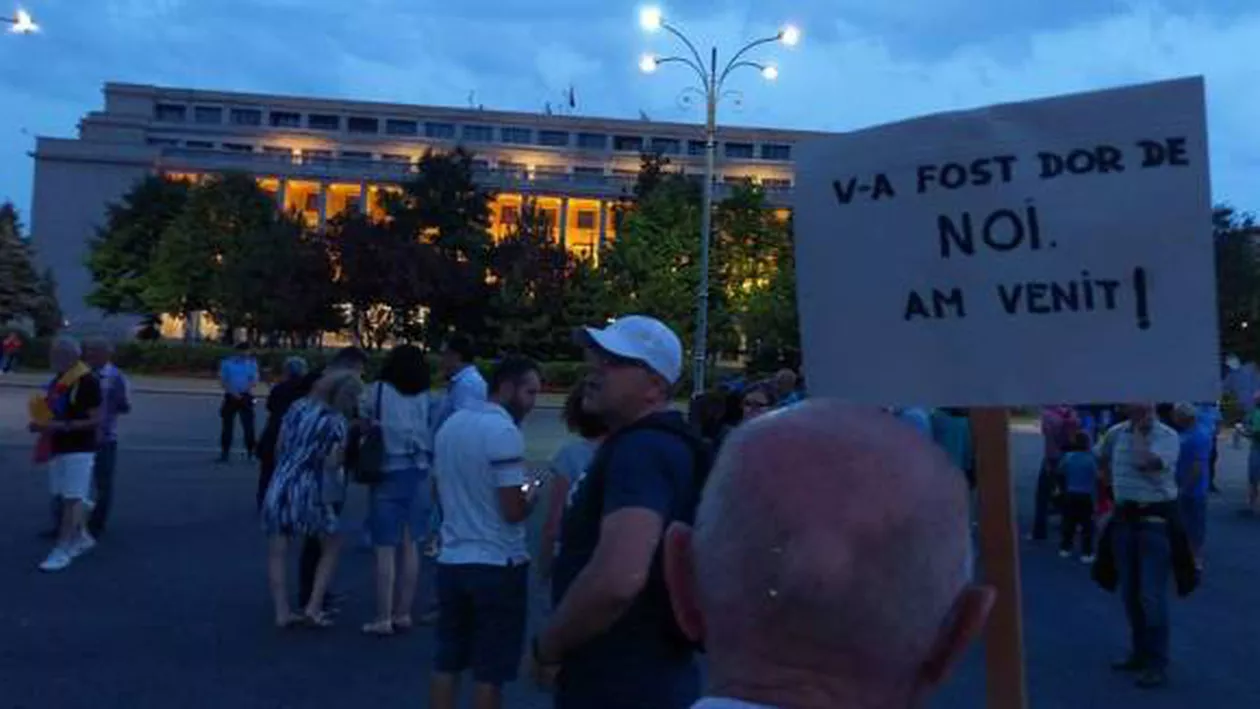Noi PROTESTE în Piaţa Victoriei. Sute de manifestanţi au strigat "Nu vrem să fim o nație de hoți!" (FOTO)