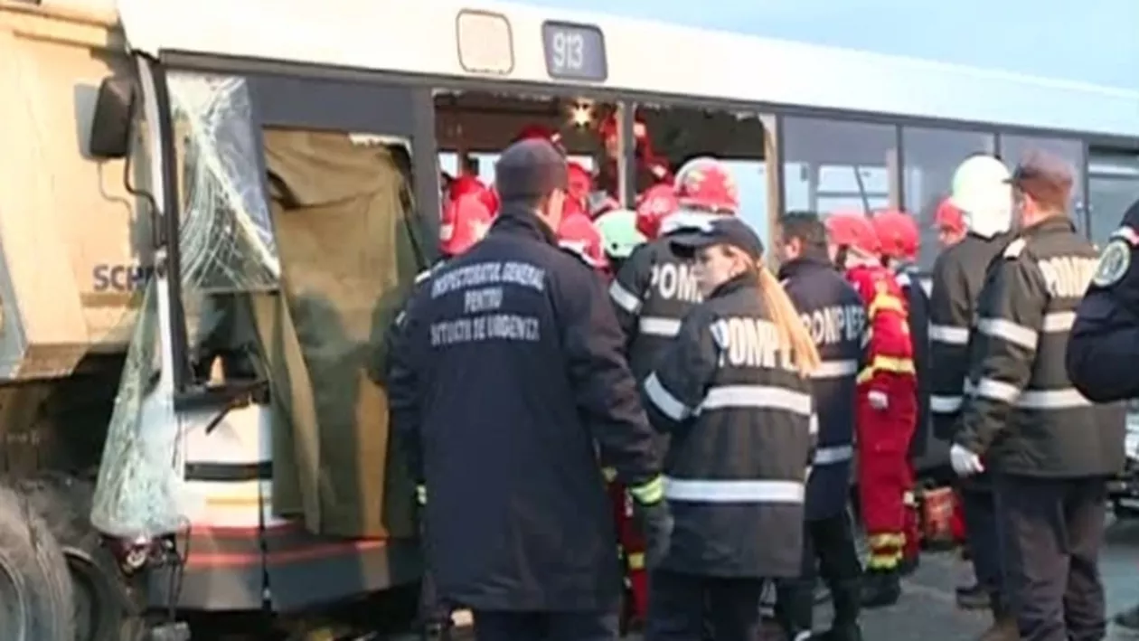 GRAV ACCIDENT în Ploiești! Un autoturism s-a izbit de un autocar în care se aflau 50 de călători