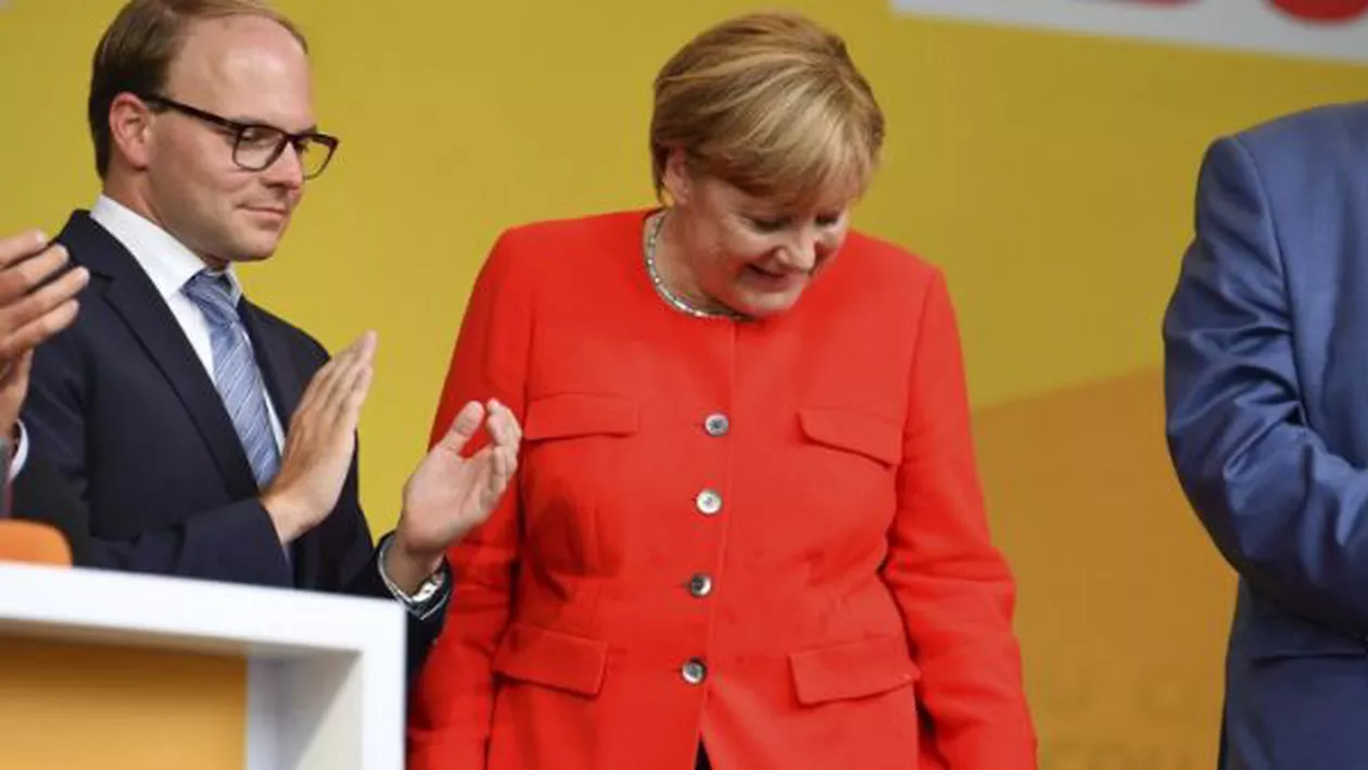 Angela Merkel, atacată cu roșii în timpul unui miting electoral (FOTO, VIDEO)