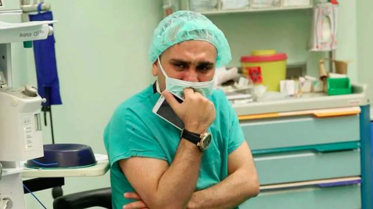FAKE NEWS / "Știrea" care a păcălit zeci de mii de români: Medicul care plânge la căpătâiul pacienților e, de fapt, un tată ce se bucură la nașterea primului copil (FOTO)
