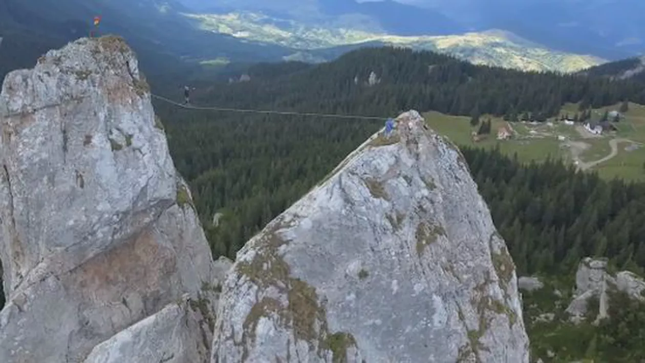 Curaj incredibili: Un tânăr a făcut cascadorii la 1600 de metri altitudine pe o coardă sintetică de doar 2,5 centimetri lățime (VIDEO)
