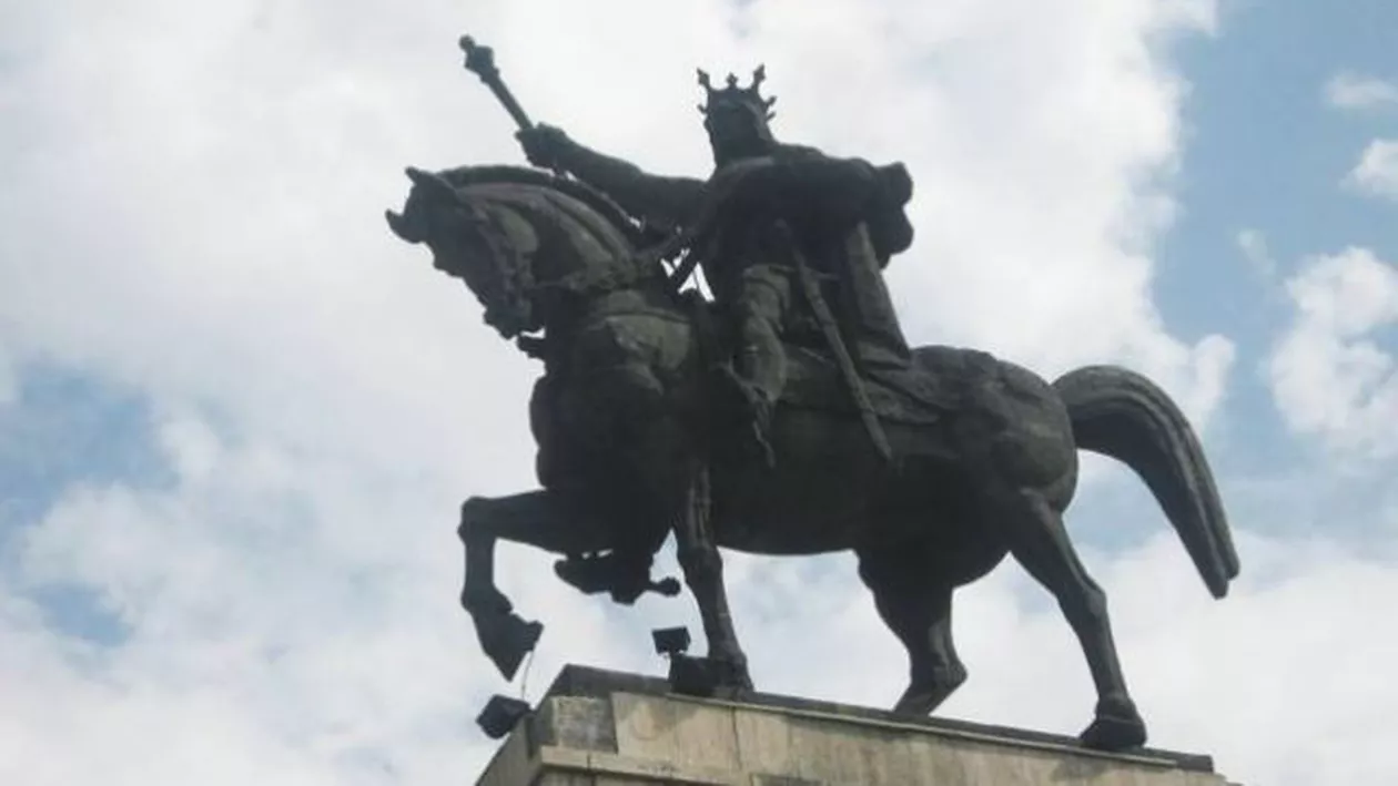 Statuia lui Ștefan cel Mare din Suceava, PERICOL PUBLIC! Simbolul orașului stă să se prăbușească. Autoritățile privesc cu îngrijorare și fac proiecte (FOTO)