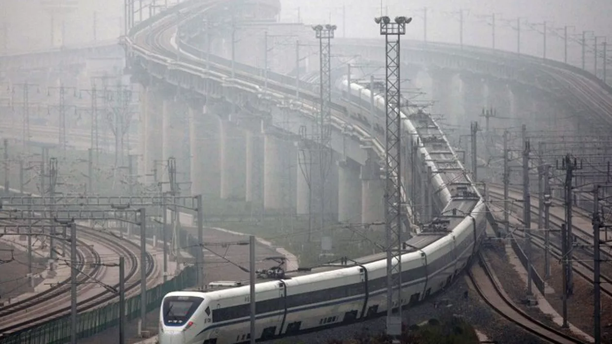 Locomotivele din România se mișcă cu viteza melcului, în timp ce chinezii vor să construiască un tren care merge cu 4.000 km/h