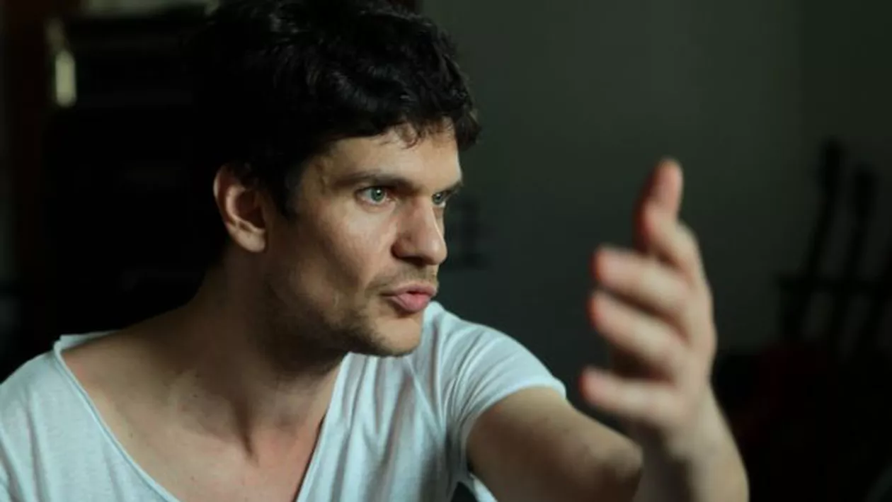 „Citiţi. Citiţi mult. Nu vă gândiţi la furat. E calea cea mai simplă. Deveniţi buni şi răspândiţi-vă precum lăcustele”. Tudor Chirilă, cel mai puternic sfat pentru elevi la început de an școlar