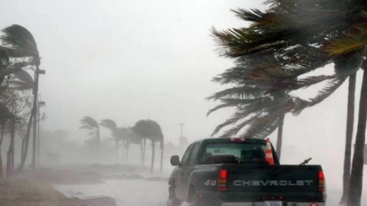 MAE: Alți trei români au fost evacuați din calea uraganului Irma