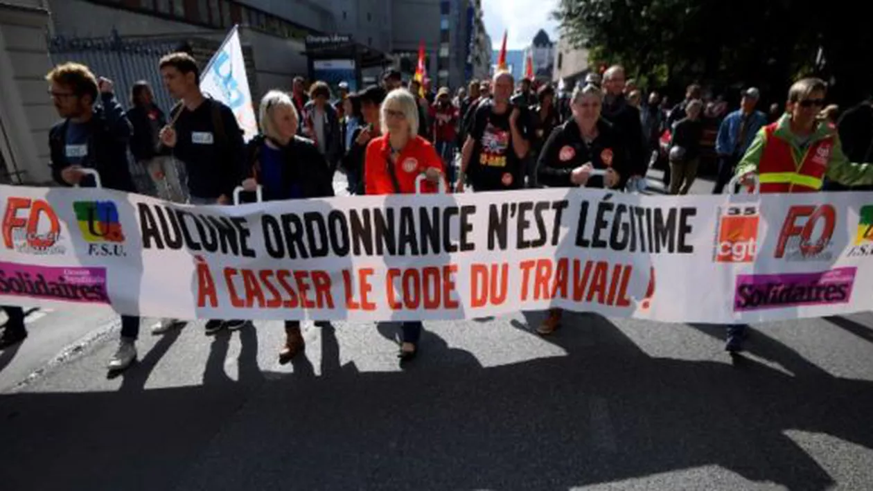 REVOLTE în toată FRANȚA odată cu schimbarea Codului Muncii. VIOLENȚE la Paris. Președintele Macron a plecat în Antile! (VIDEO, FOTO)