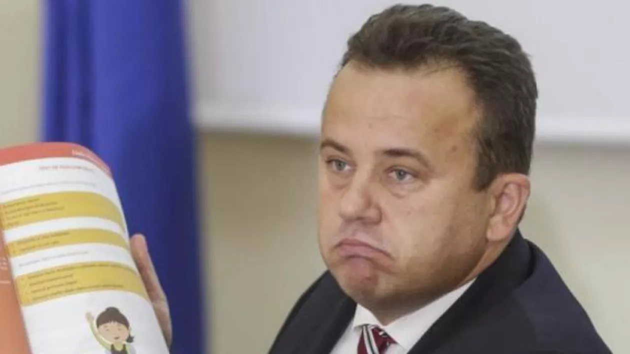 Profesorii, AMENINȚAȚI de Pop "genunche" dacă mai folosesc materiale auxiliare la clasă (DOCUMENT OFICIAL)