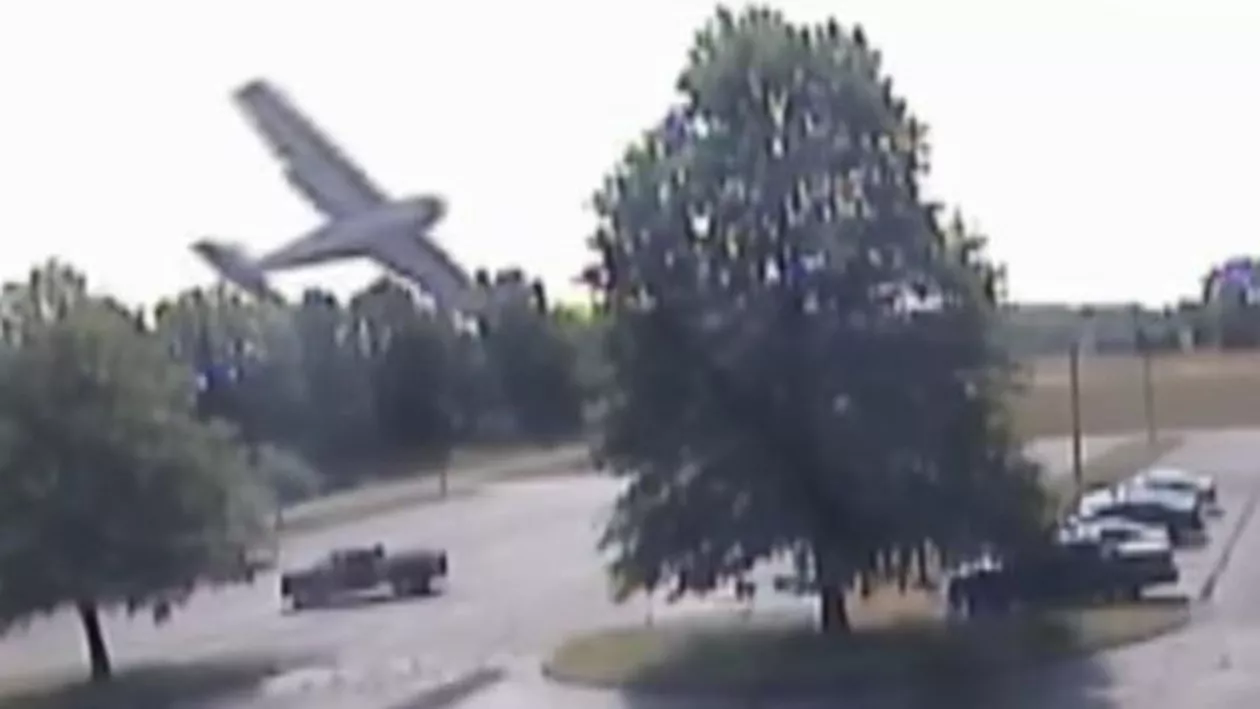 Imagini șocante în SUA! Un avion s-a prăbușit într-o parcare (VIDEO)
