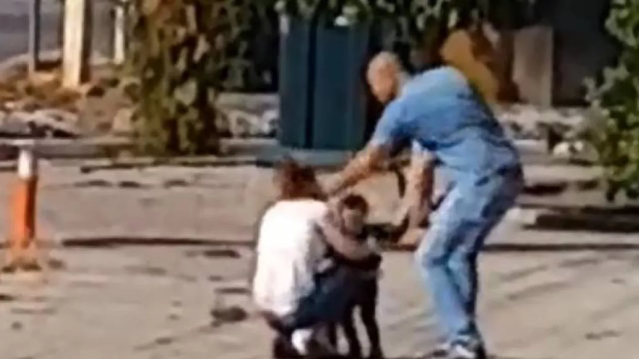 REVOLTĂTOR: Un bărbat lovește o femeie și un copil în plină stradă în Constanța