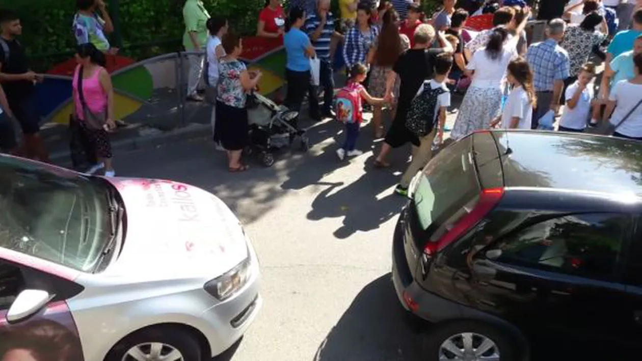 SCANDALOS! Elevii unei școli din Sectorul 4, puși în PERICOL zilnic de o decizie a directoarei (FOTO și VIDEO)