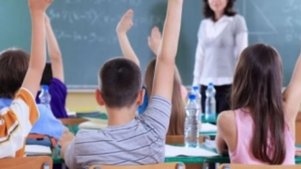Elevii, controlați în ghiozdane pentru a nu intra în școală cu Gazeta matematică sau globuri pământești: Scandalul auxiliarelor, o afacere de 35 milioane euro
