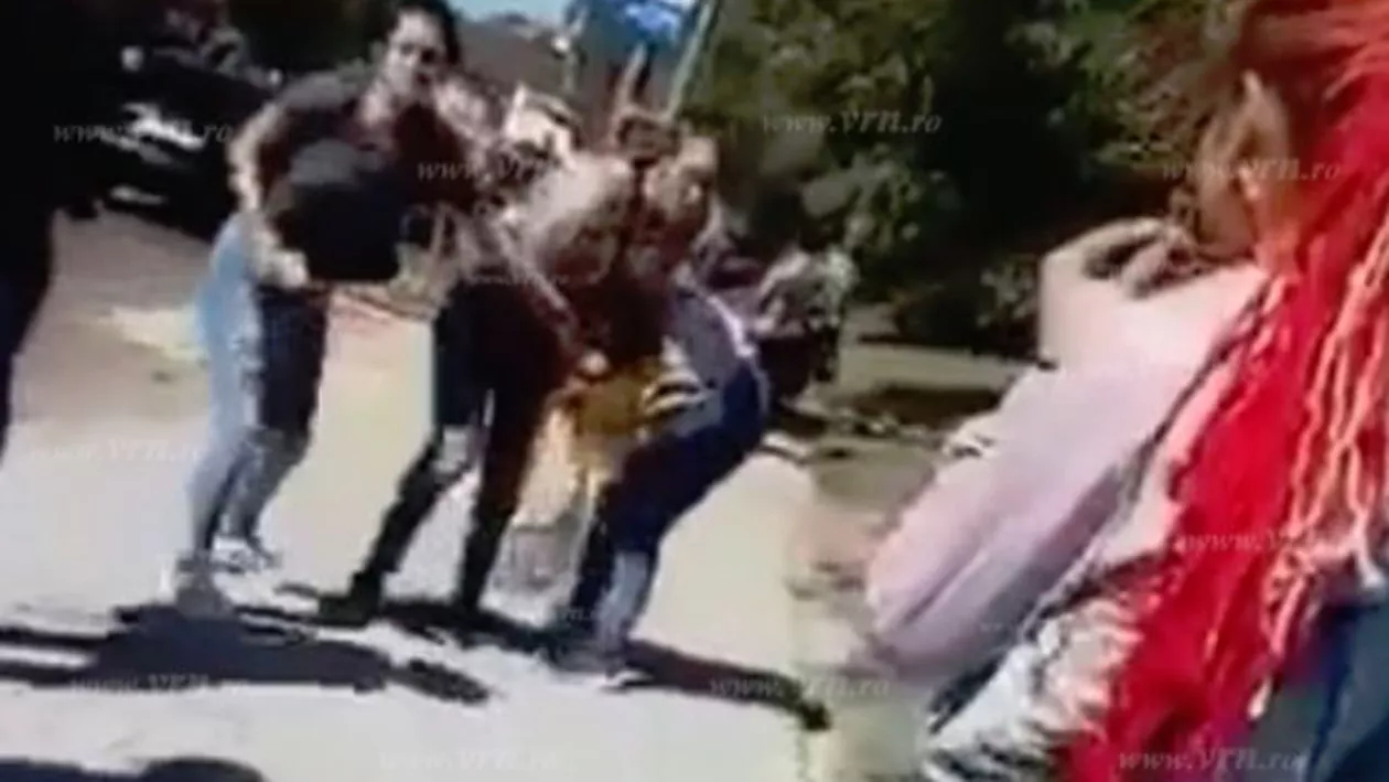 Susținătoarea celor 7 violatori din Vaslui a bătut o elevă până la leșin, chiar sub nasul jandarmilor! (VIDEO)