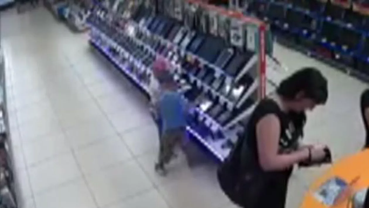 Incredibil: Cât de ușor fură doi copii un telefon mobil dintr-un magazin plin de clienți (VIDEO)