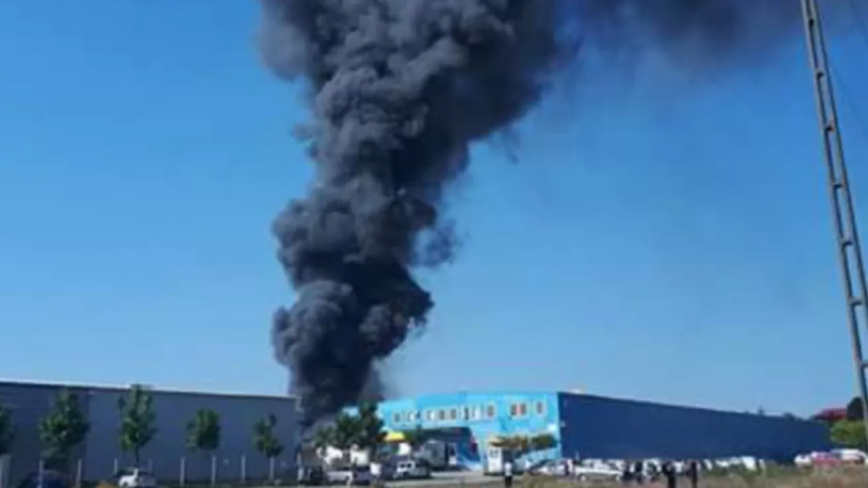 Incendiu puternic la o fabrică de mobilă din Reghin: Zeci de pompieri au intervenit (VIDEO)