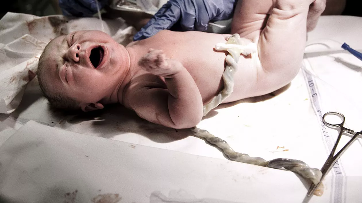 O româncă a refuzat să taie cordonul ombilical al copilului după ce a născut. În ce stare se află acum