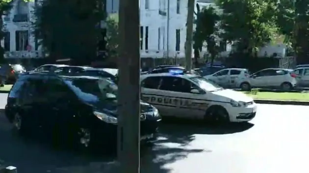 Gestul unui echipaj de poliție i-a uluit pe trecători. Întreaga scenă a fost filmată! Cum a reacţionat POLIŢIA Română? (VIDEO)