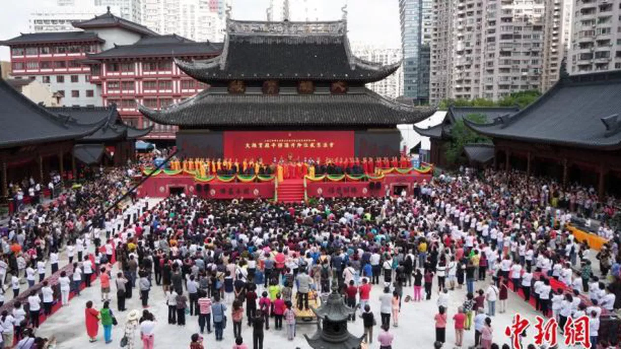 SPECTACULOS: Chinezii au mutat un templu de 2.000 de tone pe o distanță de 30 metri! (VIDEO)
