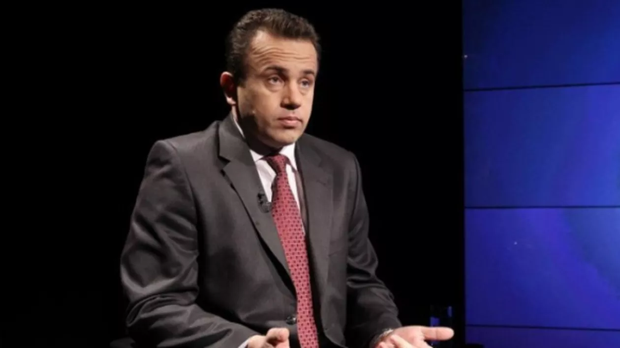 Învățământul românesc în HAOS! Când credeai că nu se poate mai RĂU... Un copil a primit temă să copieze în caietul de sport 10 propoziții din controversatul manual