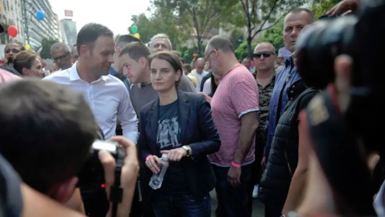 Premieră în Balcani! Premierul Serbiei s-a alăturat participanților la parada Gay Pride (FOTO)