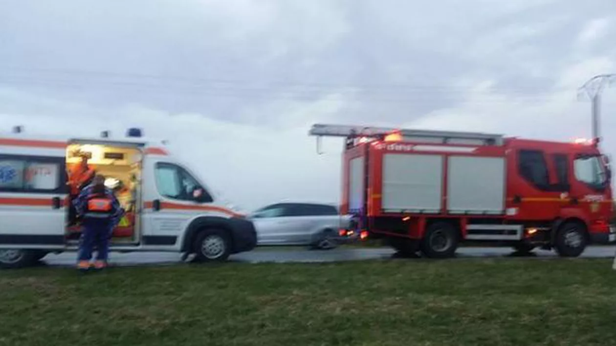 Un nou accident în Timiș: Șase răniți după răsturnarea unui microbuz care se întorcea din Austria (FOTO)