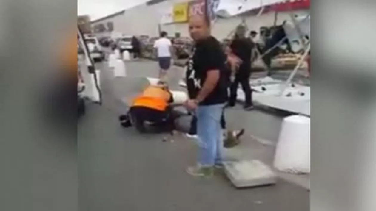 UPDATE // JURNALIST AGRESAT în timp ce îşi făcea meseria! Bărbatul, lovit de paznicii unui mall care încercau să ascundă un accident. Reacția reprezentanților mall-ului (VIDEO)