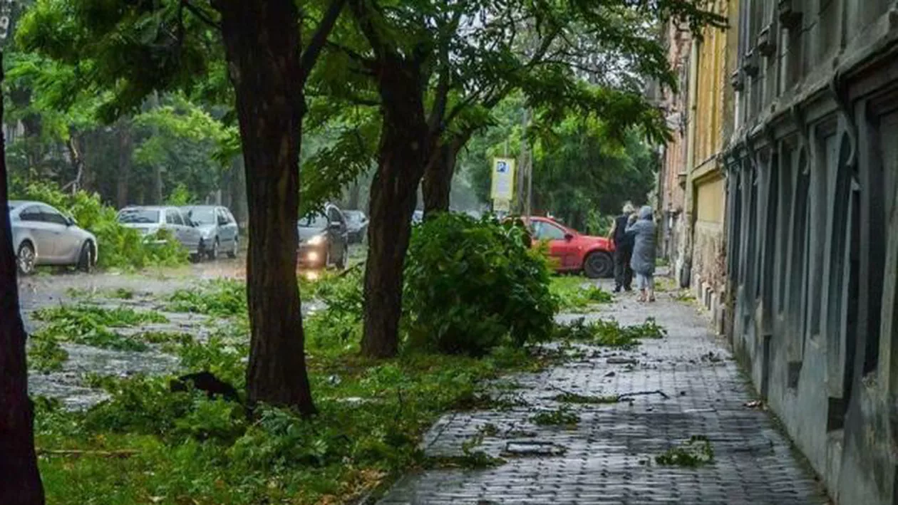 Alertă de furtună și vânt puternic pentru București: Care sunt zonele cele mai afectate (VIDEO)