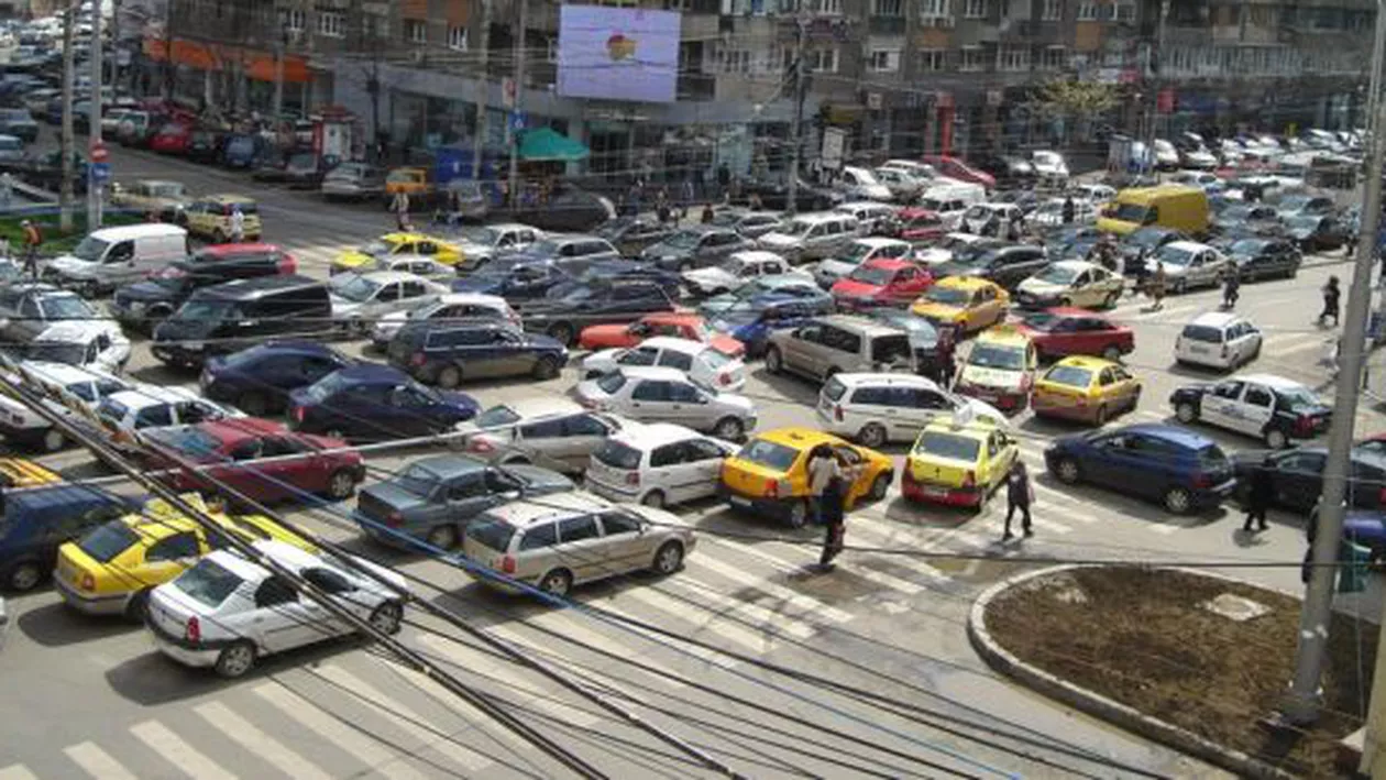 Traficul din București blocat în urma mesajelor de panică și avertizărilor de furtună. Carambol cu șase mașini în Pasajul Băneasa (VIDEO)