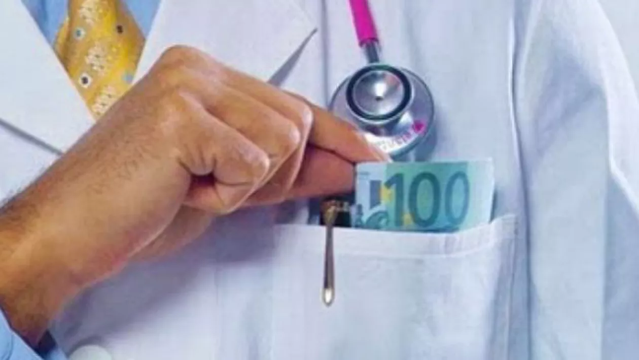 Culmea ȘPĂGII! Doi medici, prinși în flagrant luând mită de la... ministrul Sănătății (FOTO)