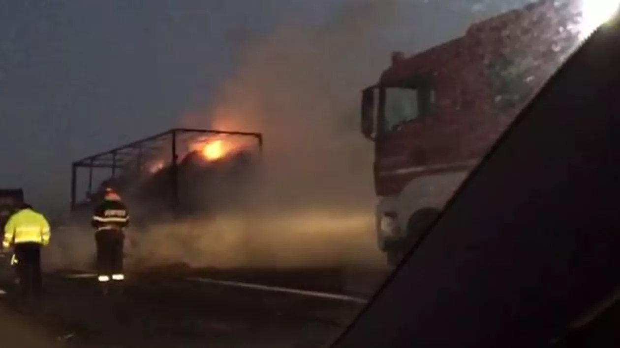 PANICĂ pe Autostrada București-Pitești! Un camion încărcat cu fân a LUAT FOC! (VIDEO)