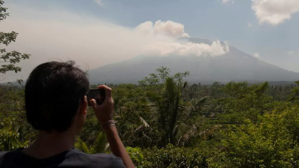 PANICĂ în Bali: Activarea VULCANULUI a dus la evacuări masive (FOTO)