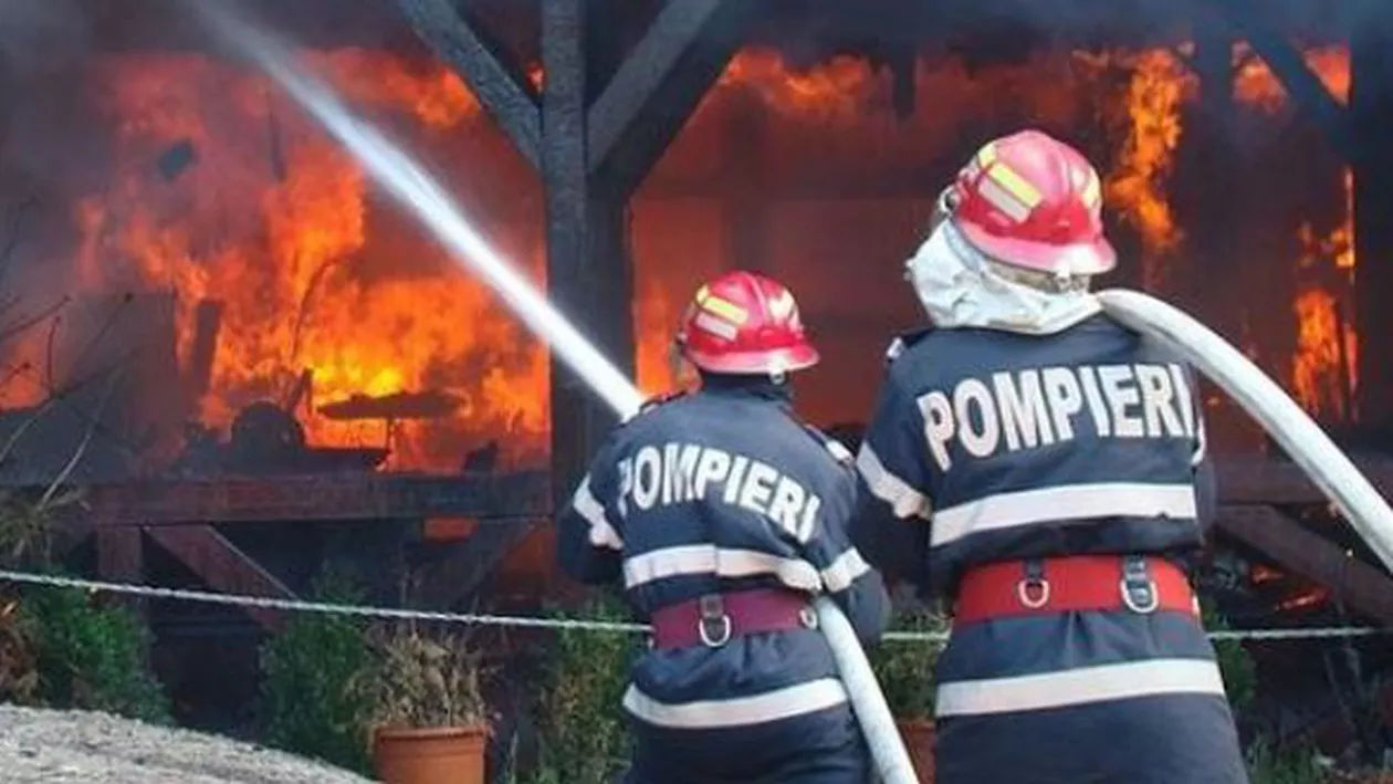 Incendiu puternic în Capitală, la Faur Poarta 4. Flăcările au mistuit circa 2000 metri pătrați (VIDEO, FOTO)