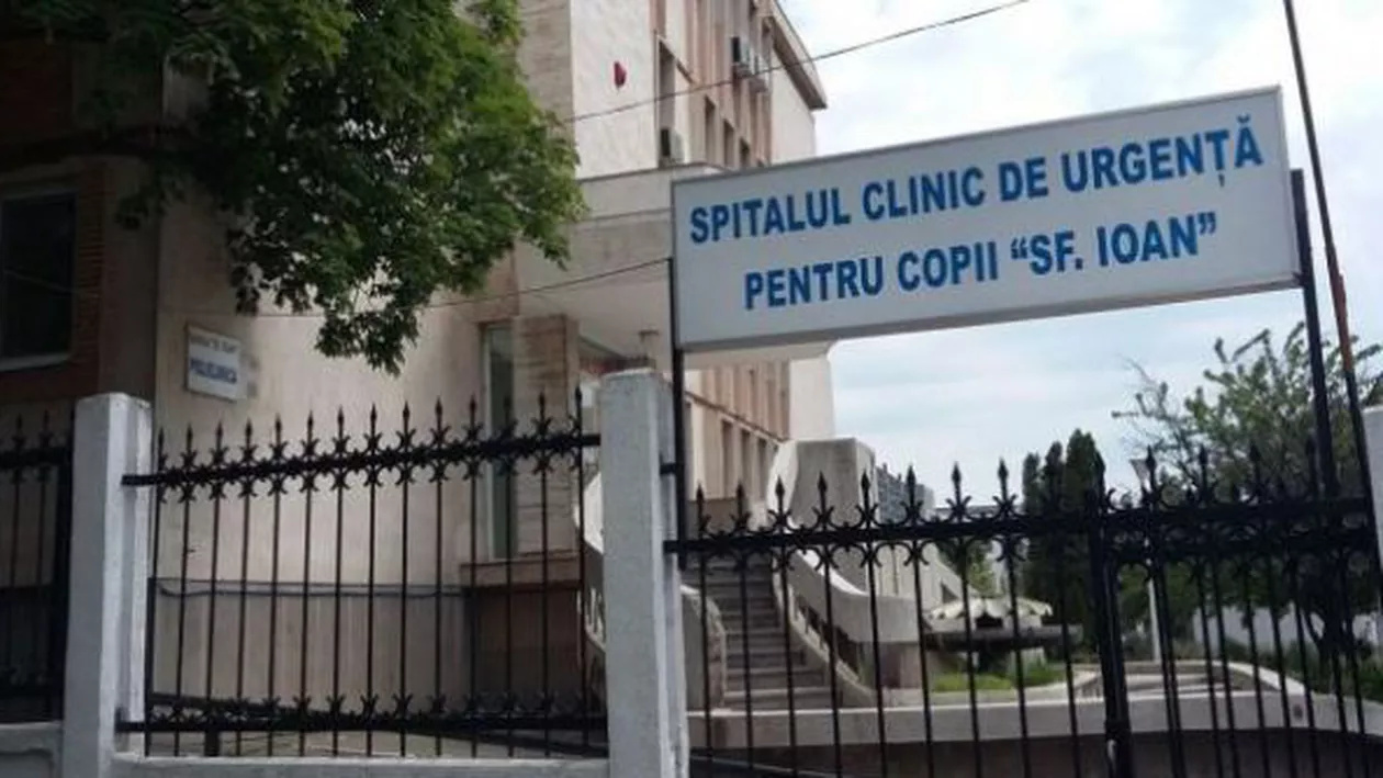 Galați: Fetiță de un an și nouă luni, bătută frecvent de mama ei și concubinul acesteia. Cei doi au fost reținuți