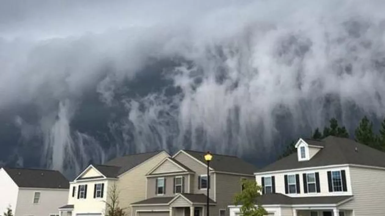 SPECTACULOS: Furtuna care dă impresia unui „tsunami” pe cer (Video)