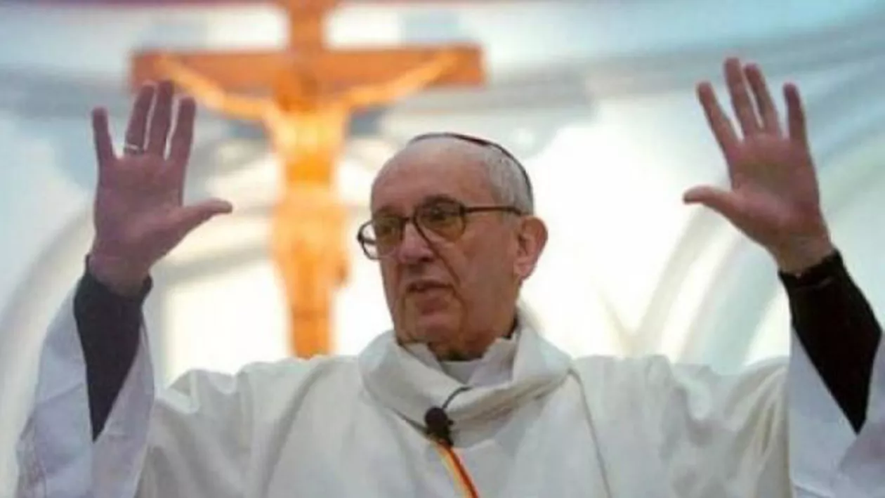 SCANDAL LA VATICAN: Papa Francisc ACUZAT în mod oficial de EREZIE! Ce i se reproşează