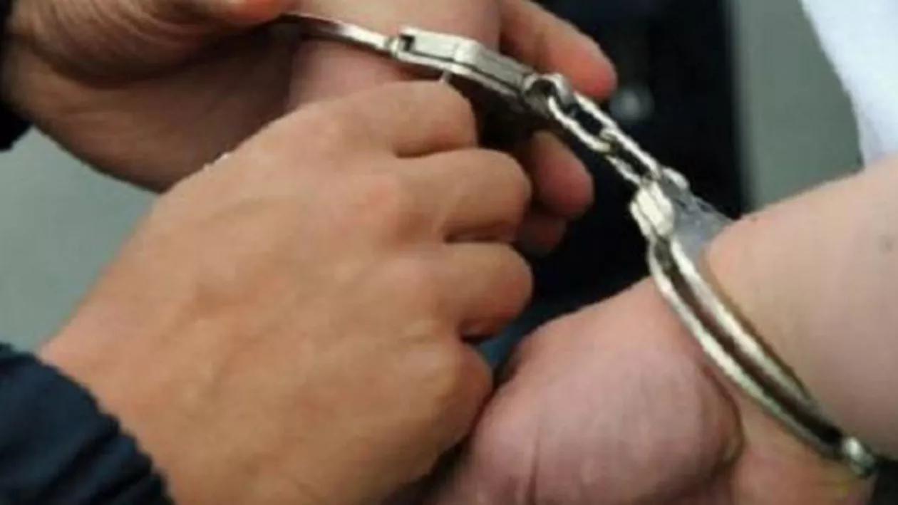 Femeie arestată după ce şi-a folosit fiicele minore la videochat