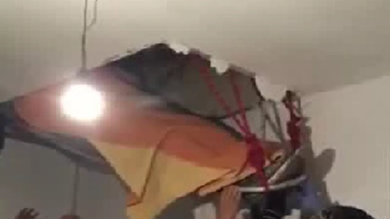 La un pas de TRAGEDIE! Acoperiș căzut peste oameni (VIDEO)