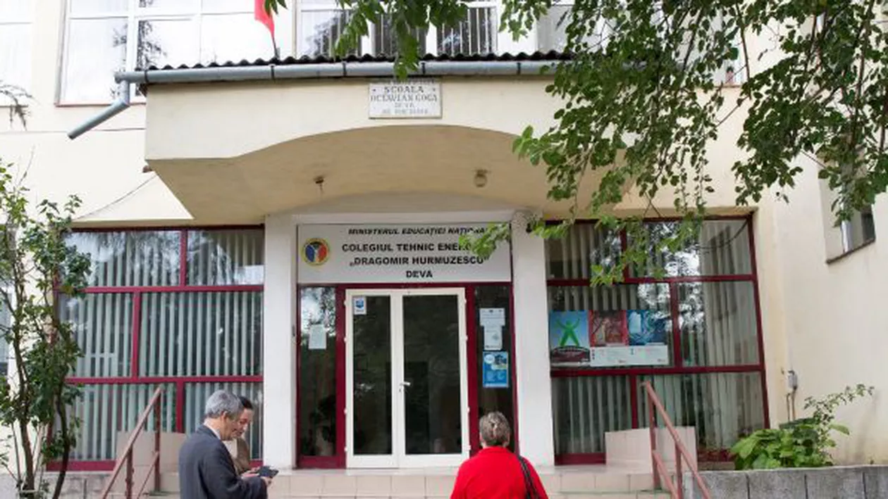 Un nou incident revoltător într-o școală din România: S-a prăbușit tavanul în timpul cursurilor (FOTO)