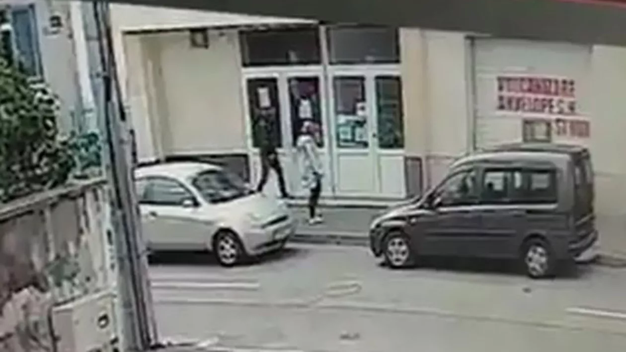 JAF ca în filme! Cum SE SPARGE o mașină. Proprietarul cere ajutorul (VIDEO)