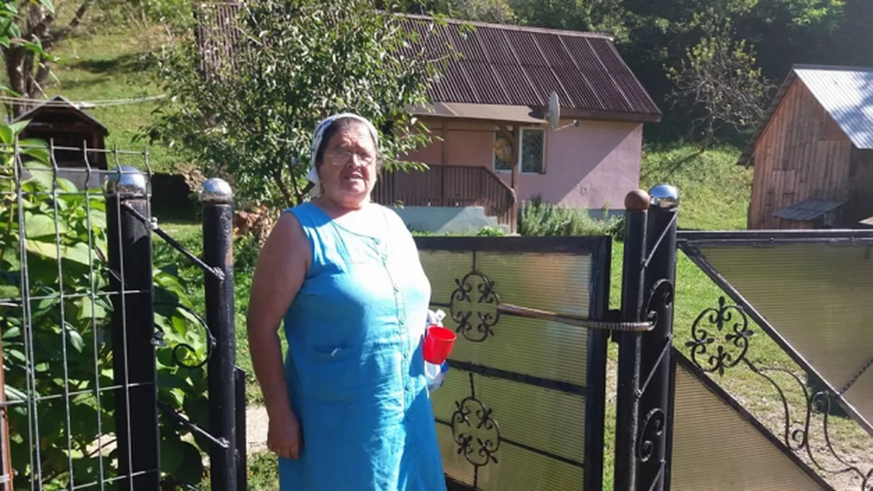 O maramureșeancă și-a construit gardul din pietre semiprețioase. Unde le-a găsit