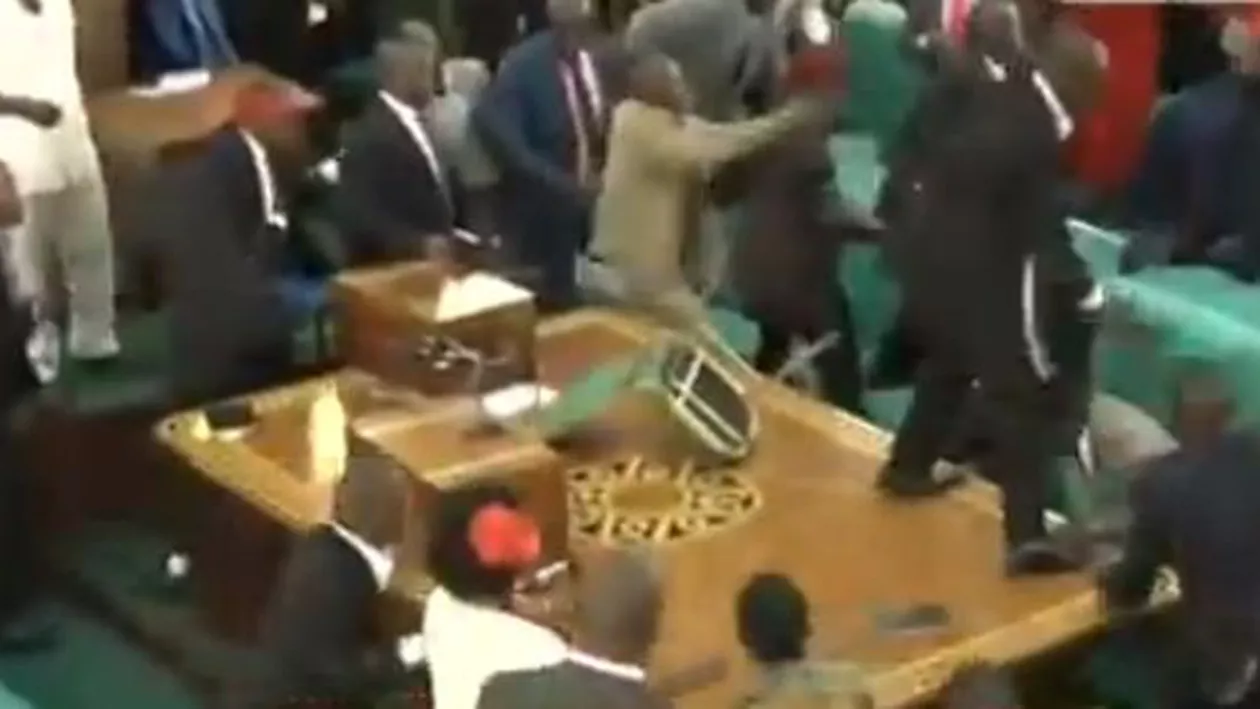 Scene de o violență extremă în Parlamentul din Uganda: Bătaie cu scaune între putere și opoziție (VIDEO)