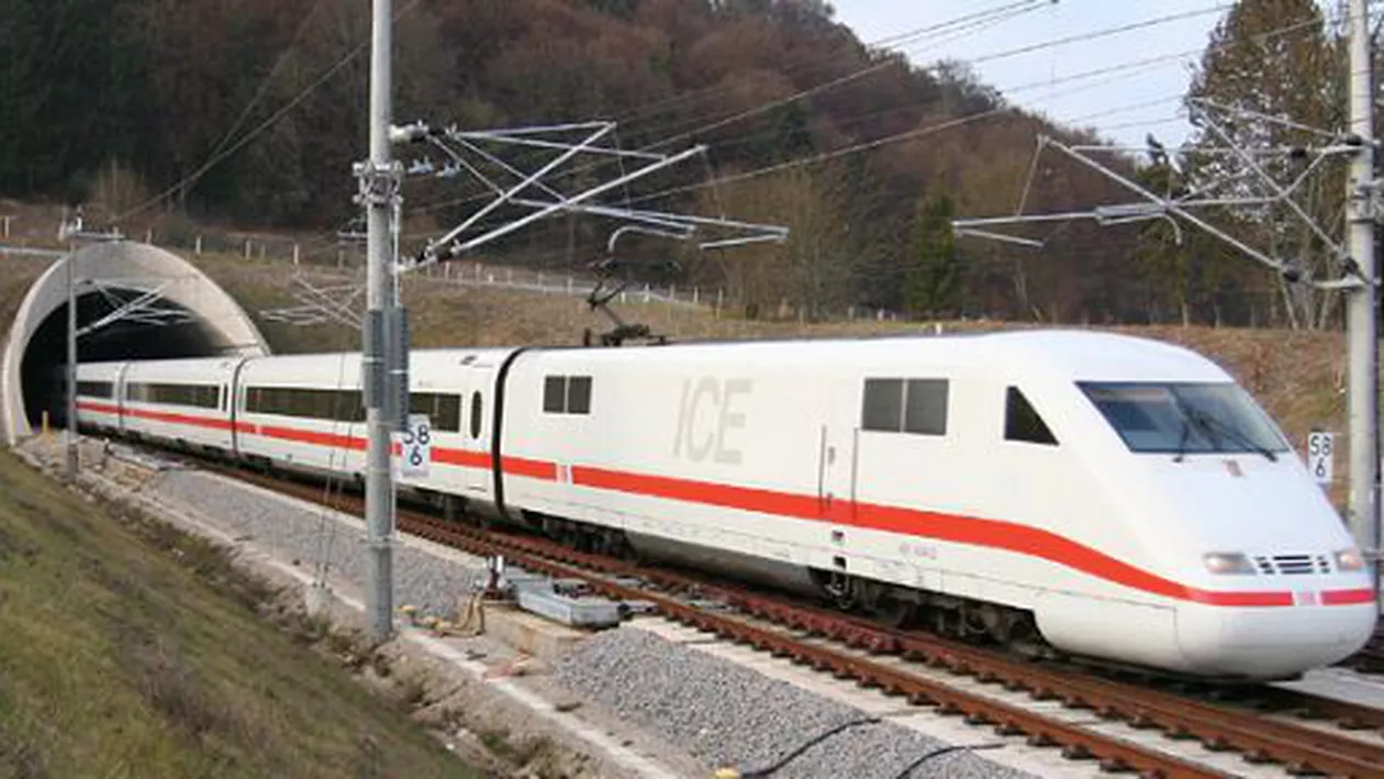 Experiență terifiantă pentru un român în Germania. A fost nevoit să meargă 25 de km prins între vagoanele unui tren