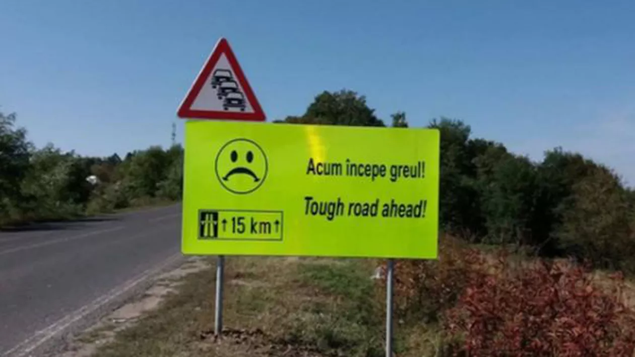 "Acum începe greul"/ "Rezistă". Panouri cu mesaje și emoticoane, montate pe drumul care leagă Deva de Lugoj (FOTO)