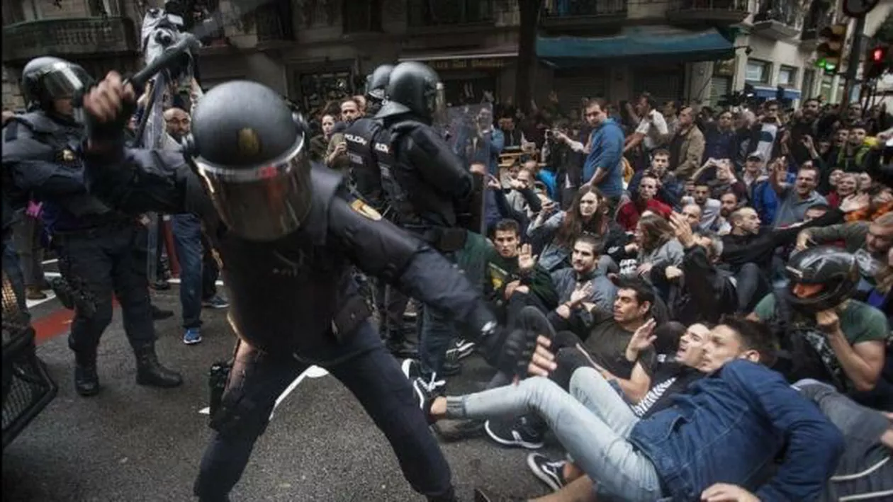 Violențe fără precedent în Catalonia în ziua referendumului:  844 de persoane rănite. Poliția a răspuns cu gloanțe de cauciuc, încăierări și baricade la secțiile de vot (FOTO, VIDEO)