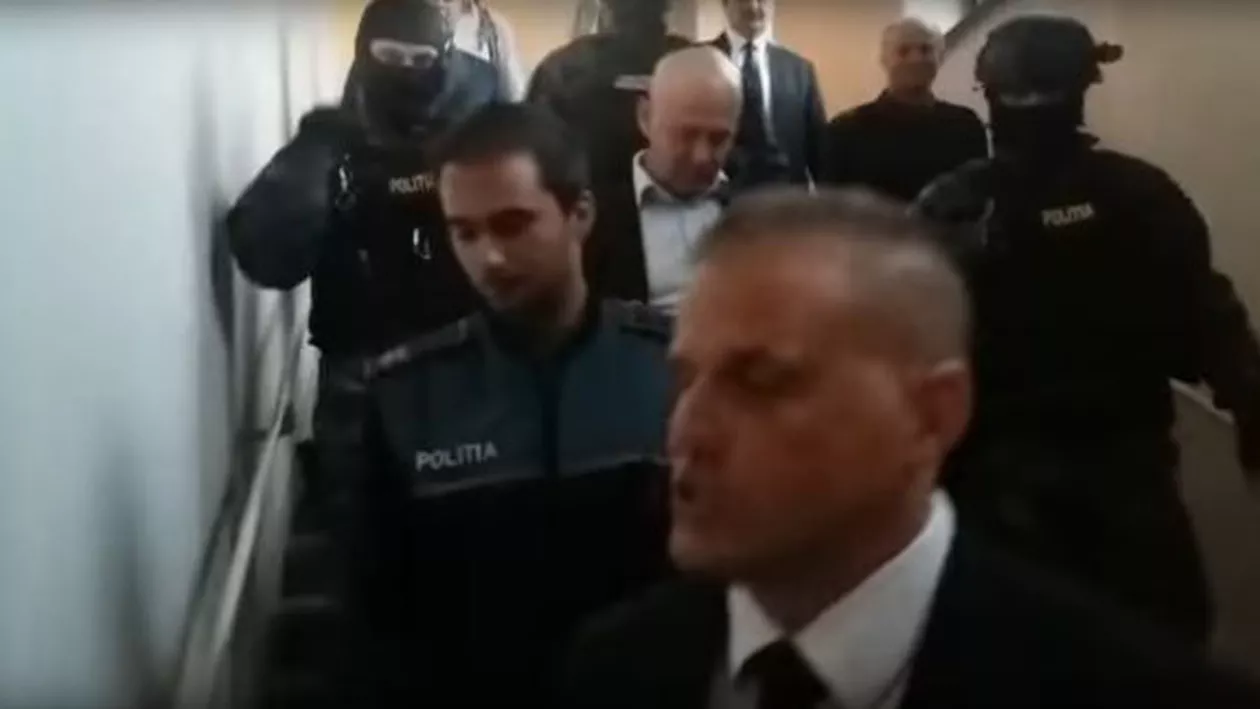 Mascaţii au intervenit la un spectacol al Operei din Cluj: Simpatizanţi ai Noii Drepte au făcut circ