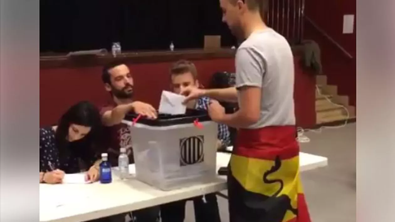Un tânăr cu steagul Spaniei votează în aplauzele Catalanilor (VIDEO VIRAL)