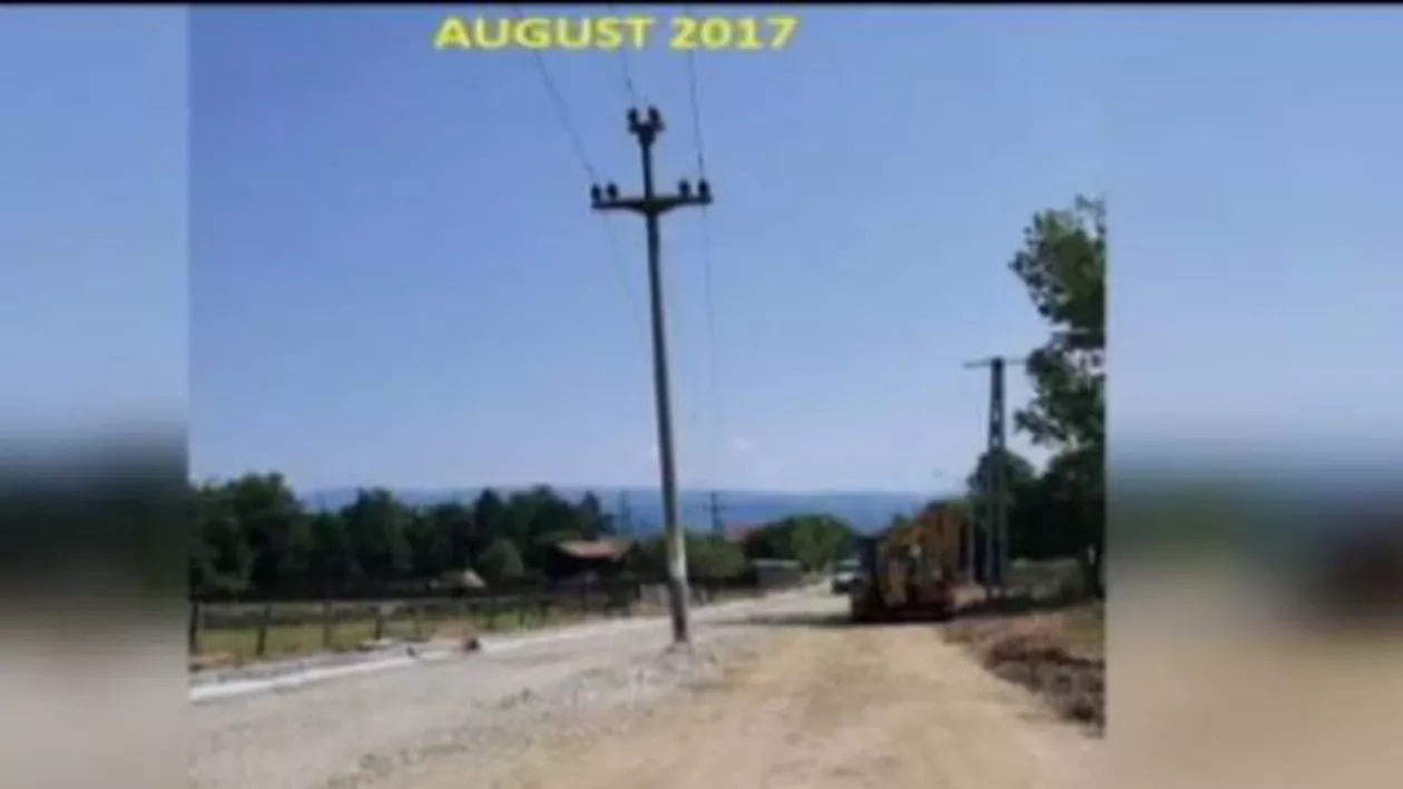 Banii trec, stâlpul rămâne: Bătaie de joc la Câmpulung Muscel, unde un stâlp a fost montat în mijlocul șoselei. Cât a costat asfaltarea