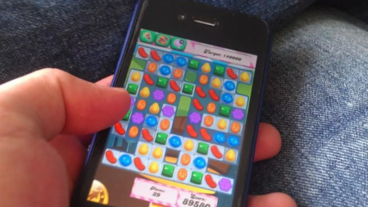 Candy Crush, în ședința cu prefectul! Dacă te-a luat somnul, te salvează telefonul! (FOTO)