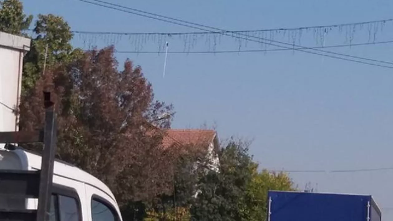 CRĂCIUN FERICIT ÎN OCTOMBRIE! Beculețele de sărbători au apărut prematur în Slatina (VIDEO)